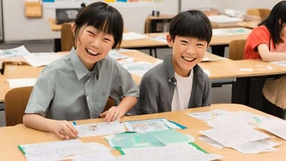 笑顔で勉強する子どもたち